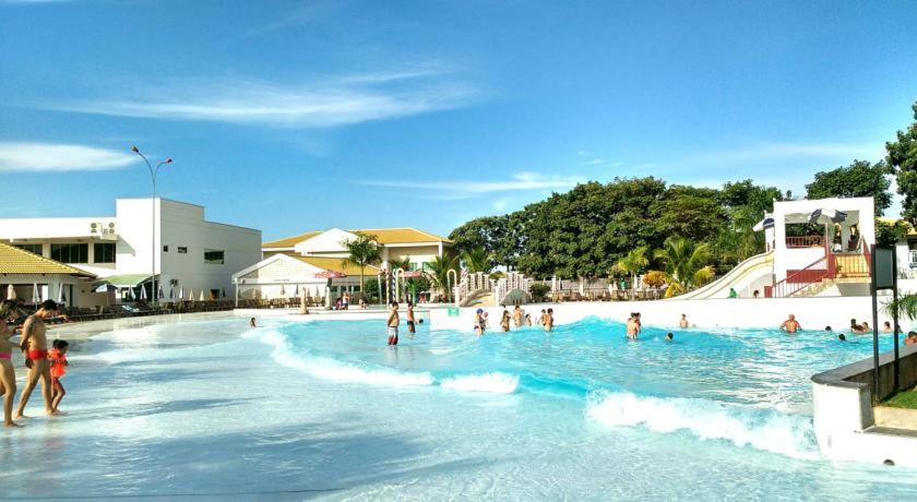 eine Gruppe von Menschen im Wasser in einem Wasserpark in der Unterkunft Lacqua Diroma - Apartamentos Completos in Caldas Novas