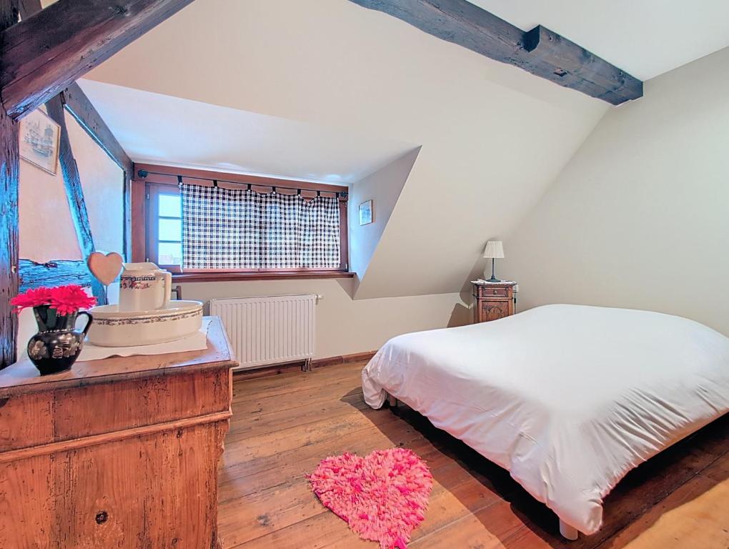 a bedroom with a bed and a large window at Les Perles du Ried - Gîte 9 proche Europa-park in Boofzheim