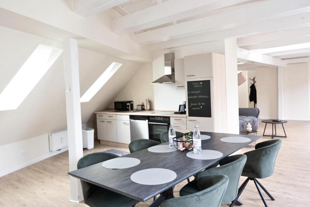 a kitchen and dining room with a table and chairs at Hotel Colonnaden by O&N in Hamburg