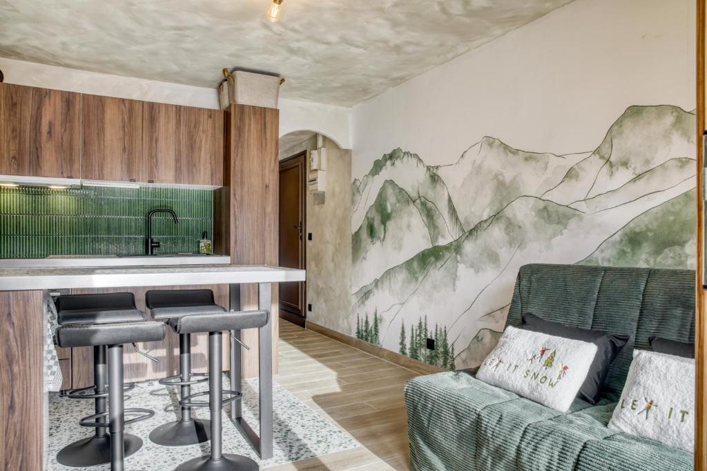 Appartement F&F في كوردون: مطبخ مزين بلوحة جدارية لجبل