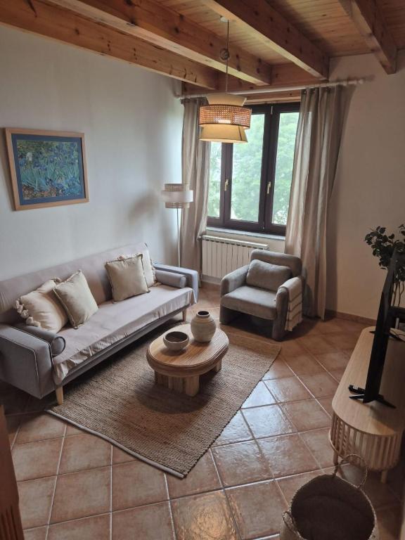 a living room with a couch and a table at Escuelas de collía D AT-1537-AS in Arriondas