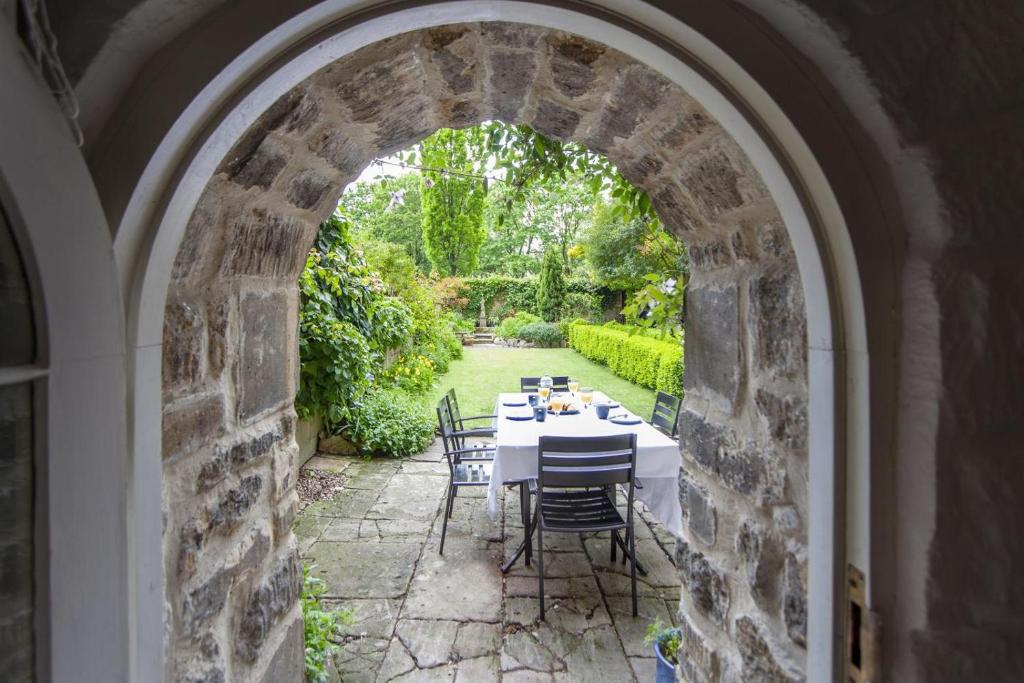 an archway leading to a patio with a table and chairs at 2 Bed in Bath oc-bhr35 in Bath