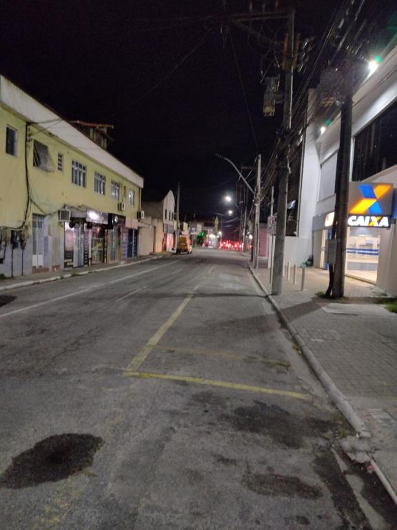 an empty street at night in a city at Casa para temporada próximo praça do canhão in São Pedro da Aldeia