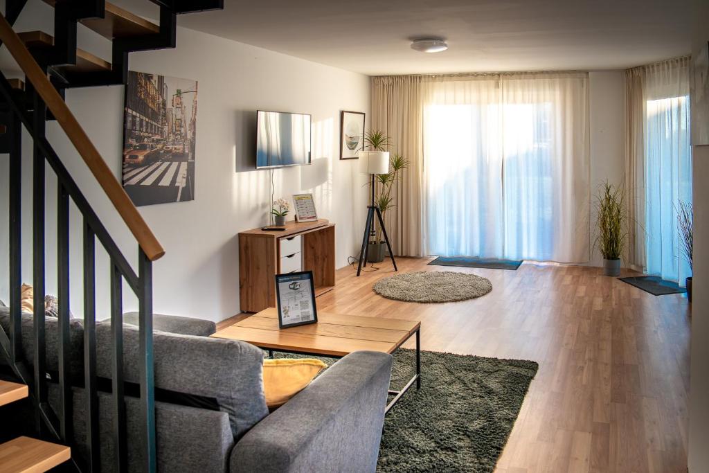 a living room with a couch and a table at Privates Team-Haus nahe VW Wolfsburg I 4-5 Schlafzimmer, Einzelbetten, perfekt für Monteure, Teams und Reisegruppen I Parkplatz I Rechnung mit MwSt in Calberlah