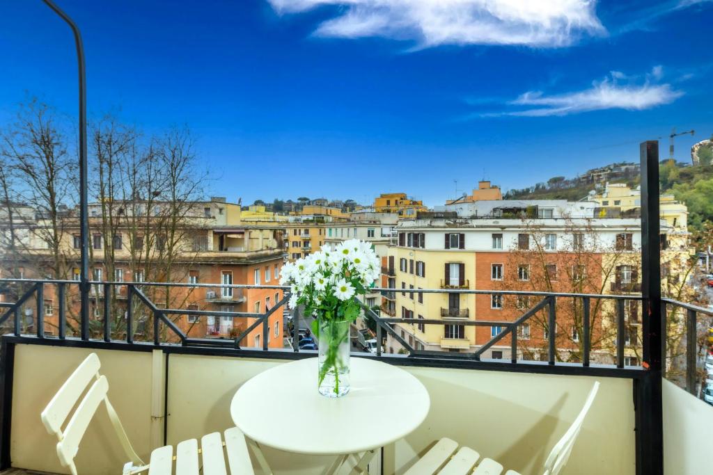 Luce di Roma top floor apartment near Vatican