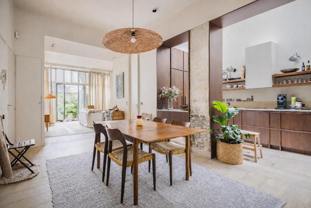 Elegant Triplex with Terrace & AC - Perfect for 6 Guests