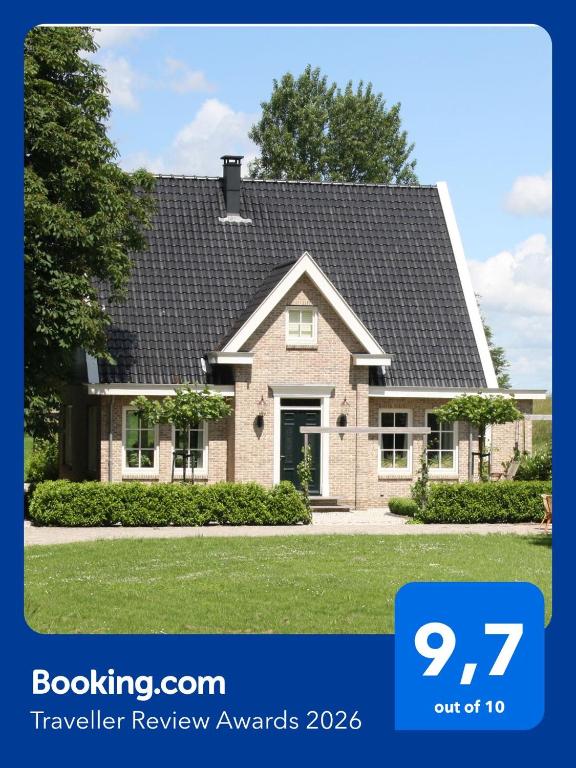a picture of a house with the textkeeler review awards at Studio Bed and Breakfast Zaans Moment in Assendelft