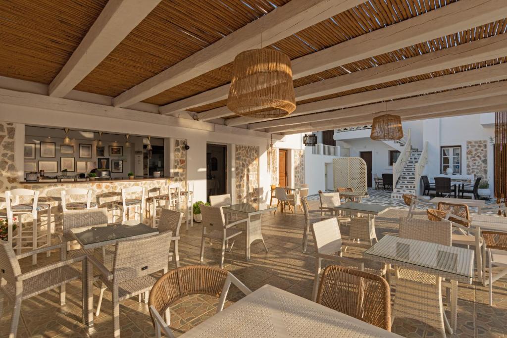 ein Restaurant mit Tischen und Stühlen auf einer Terrasse in der Unterkunft Hotel Castillio in Maltezana