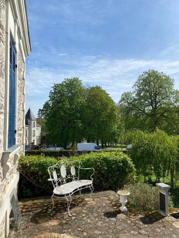 a bench sitting on the side of a house at Lorcival in Savennières