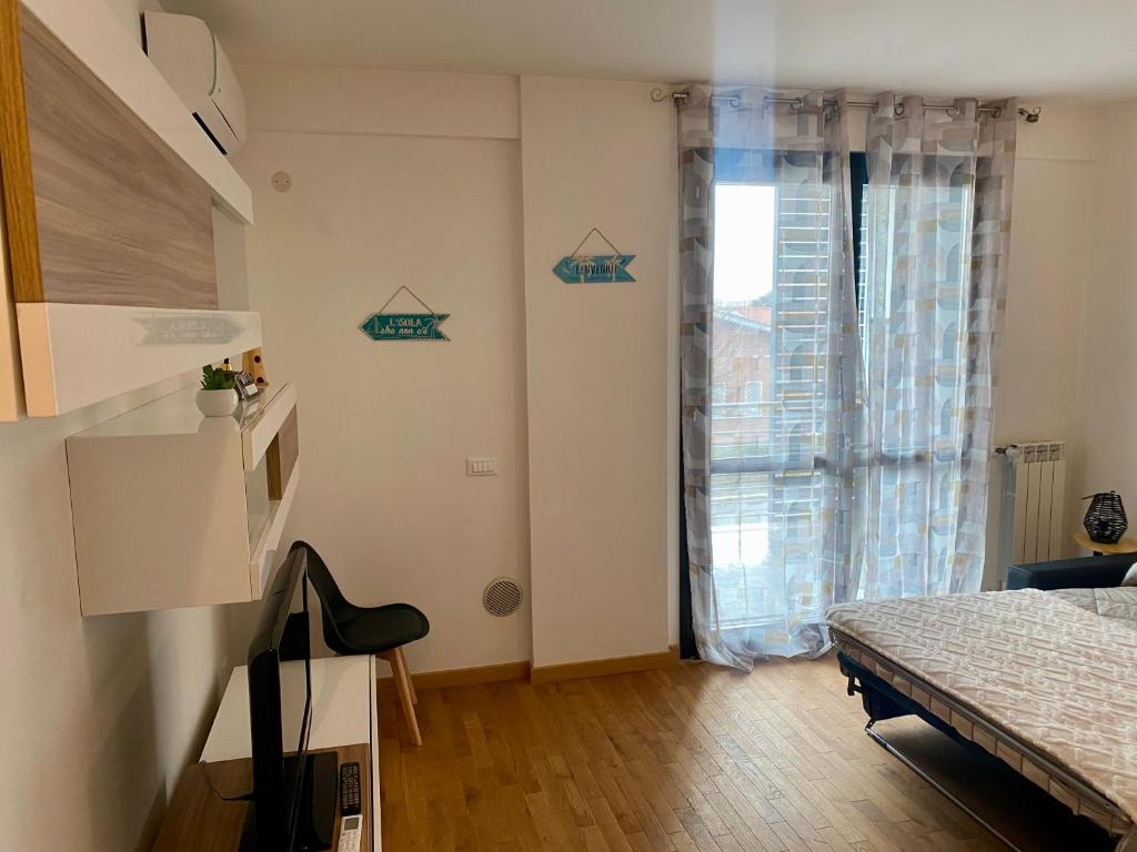 ein Schlafzimmer mit einem Bett und einem großen Fenster in der Unterkunft Paper House in Rom