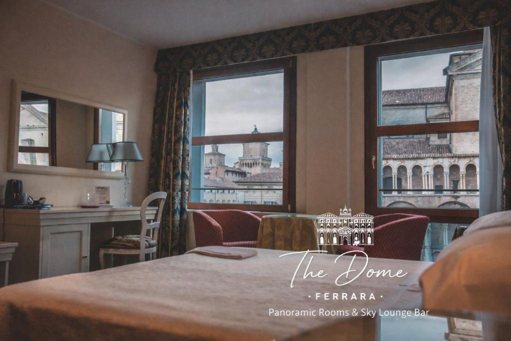 pokój hotelowy ze stołem z widokiem na miasto w obiekcie THE DOME - Panoramic Rooms w mieście Ferrara