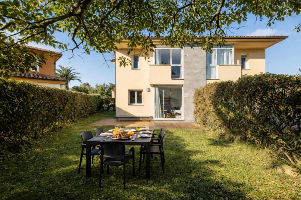 a table in the yard of a villa at Casa Jardín cerca Playa Cuevas del Mar – El Henar in Nueva de Llanes