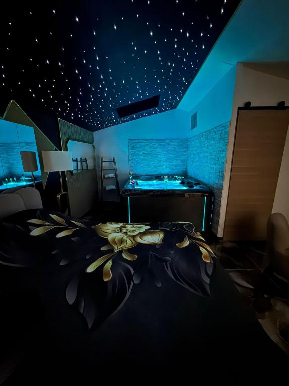 a bedroom with a bed with a flower design on it at L'instant étoilé in Châteauneuf-lès-Martigues