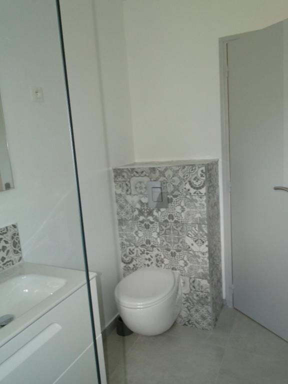 a bathroom with a toilet and a sink at Le repos des crêtes in Cavalaire-sur-Mer