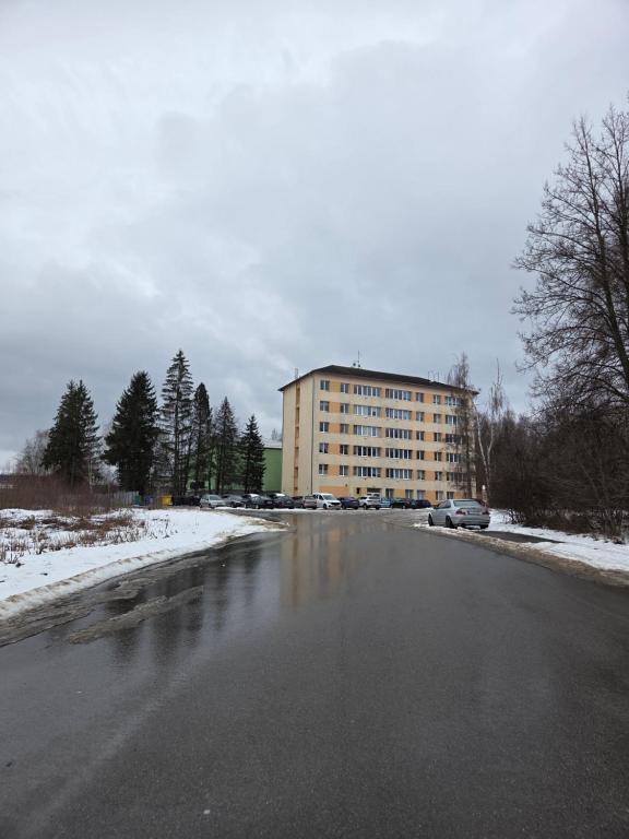 an empty street with a large building in the background at Apartmán KN in Liptovský Mikuláš