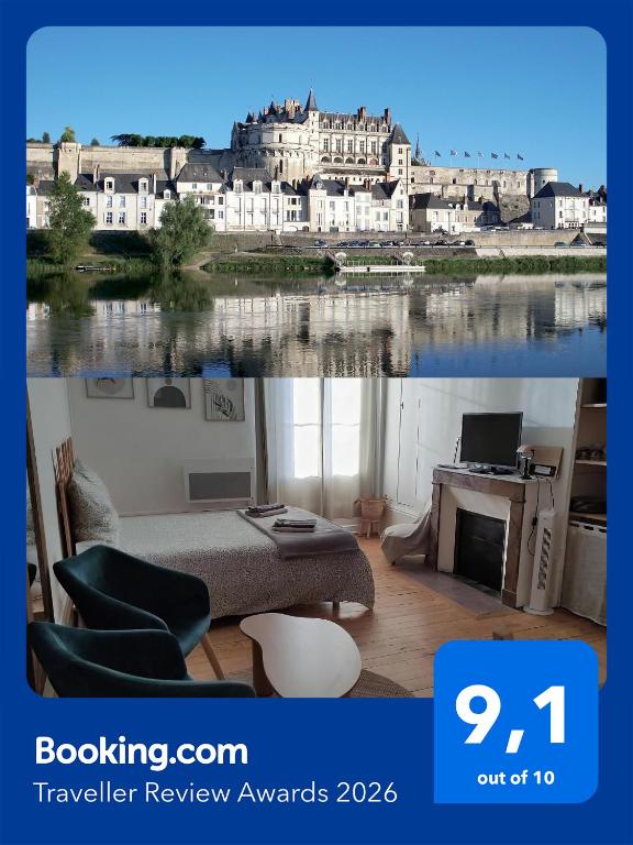 a room with a view of a large building at Studio Amboise centre historique in Amboise