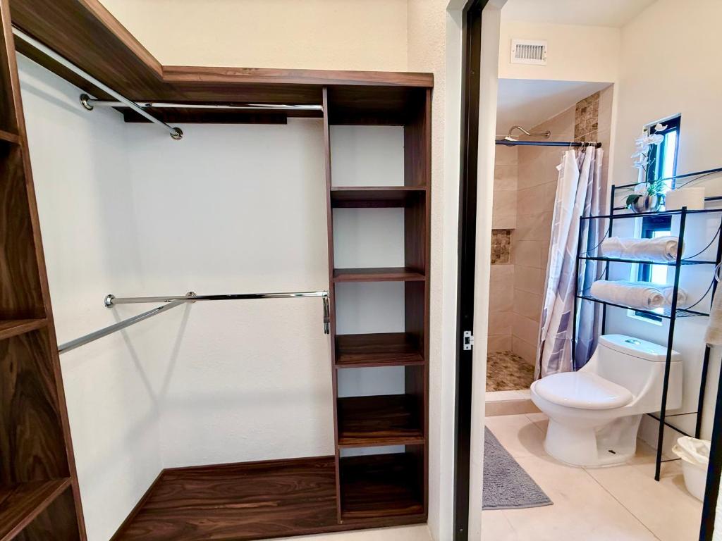 a bathroom with a toilet and a glass shower door at Casa Marsella 2 Privada y Moderna in Zaragoza