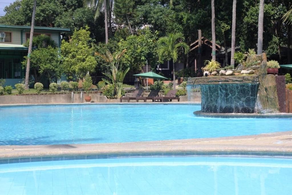 Bazén v ubytování Batangas Country Club nebo v jeho okolí