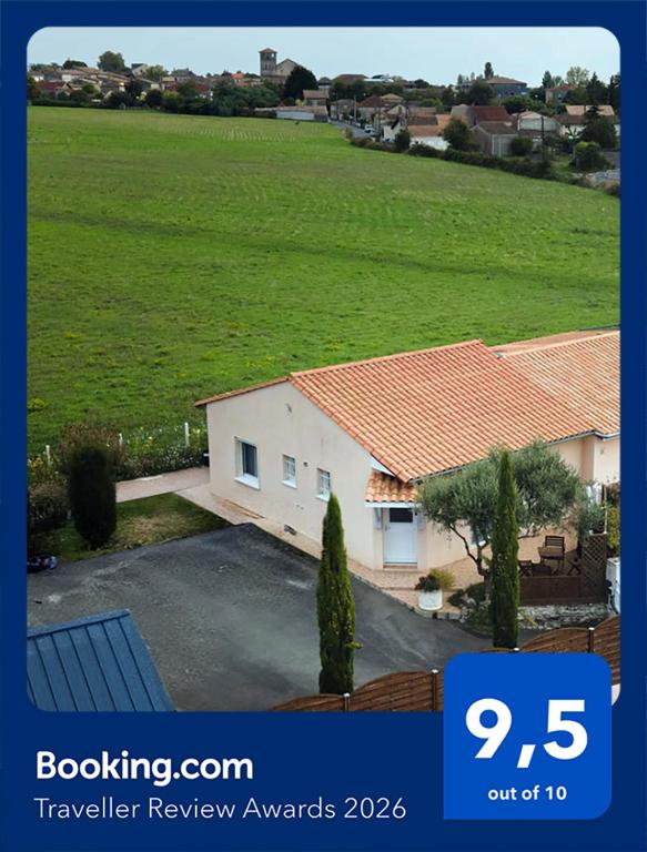 a view of a house with a large green field at WELCOME Logement avec terrasse proche Bordeaux in Saint-André-de-Cubzac