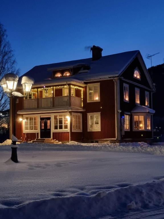 ein großes Haus mit einem Lichtmast davor in der Unterkunft Strandås B&B in Branäs