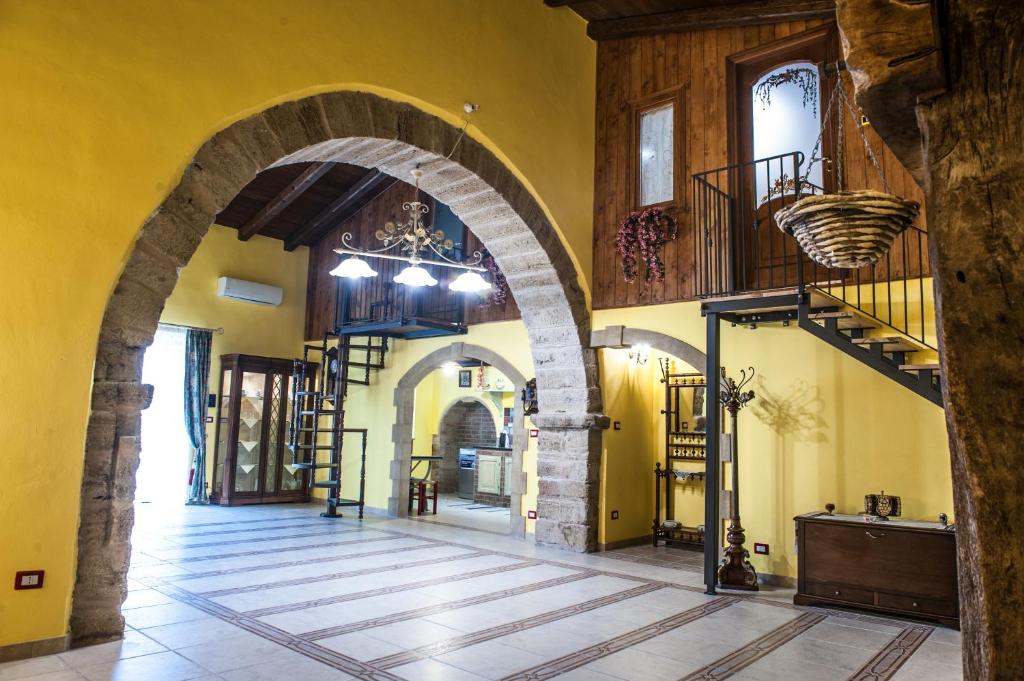奧古斯塔的住宿－Il Vecchio Frantoio，大楼内带拱门和楼梯的走廊