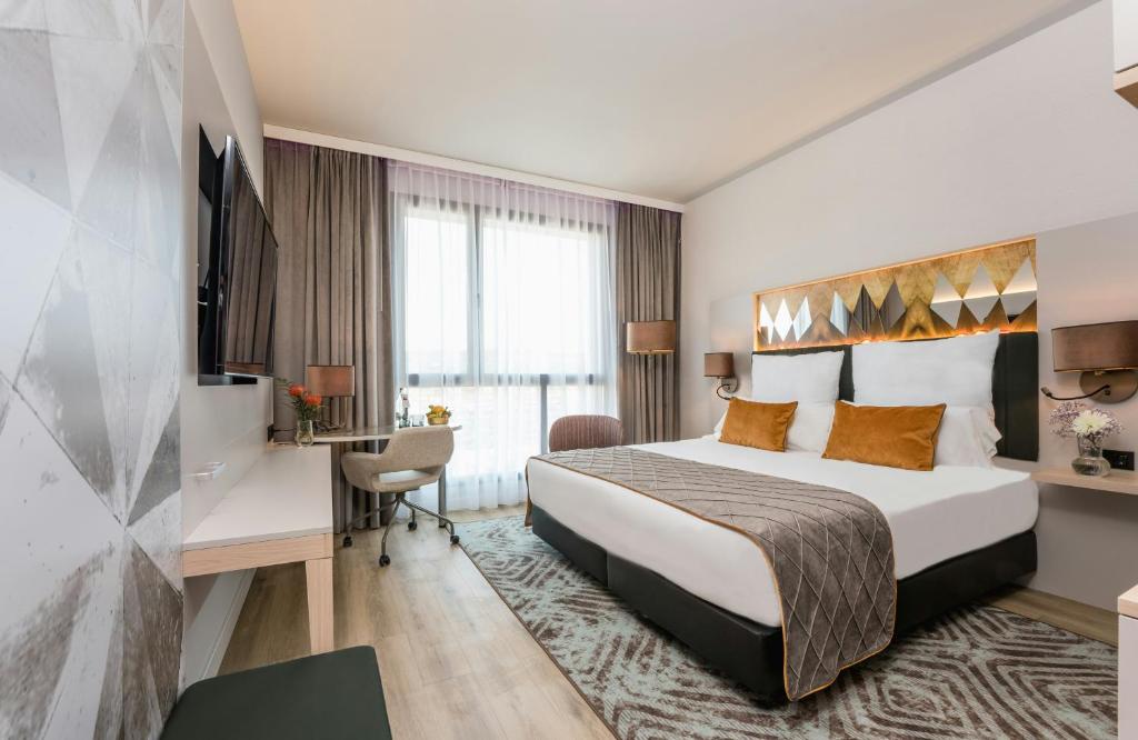 Leonardo Royal Hotel Barcelona Fira - 1