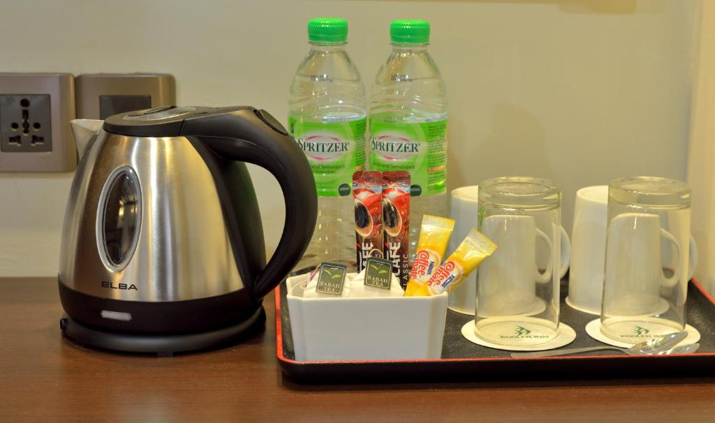Příslušenství pro přípravu čaje a kávy v ubytování Hotel Kooler Inn