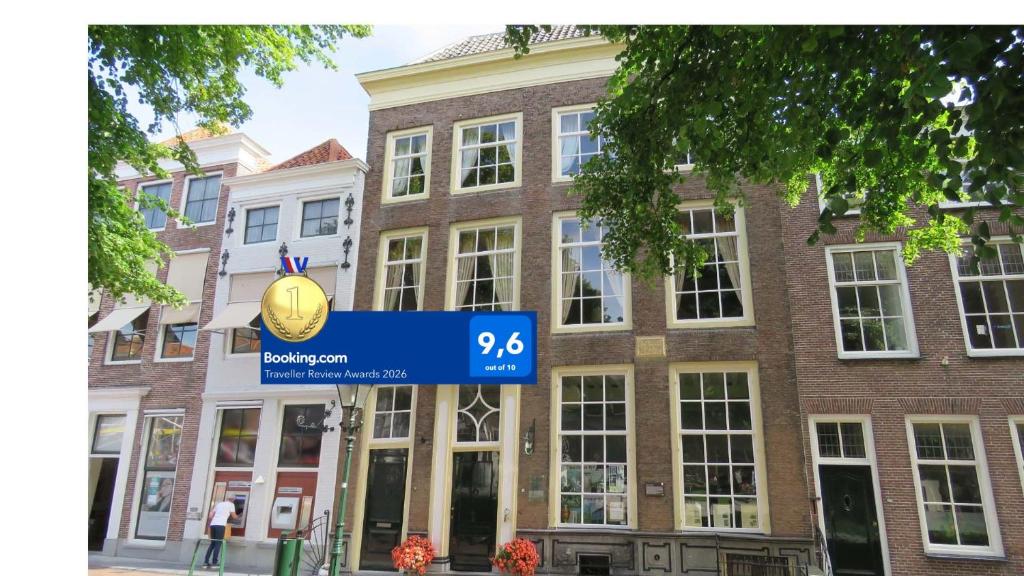 a street sign in front of a brick building at B&B Monumentaal Logeren in Zierikzee