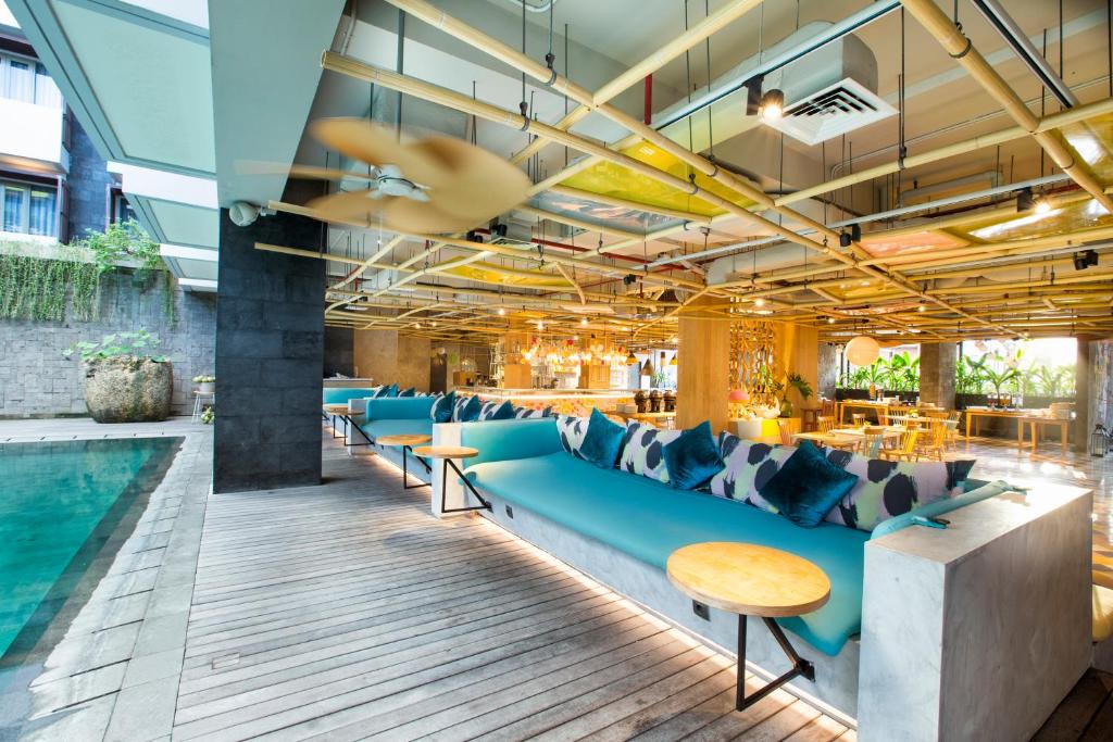 A piscina localizada em Tijili Hotel Seminyak ou nos arredores