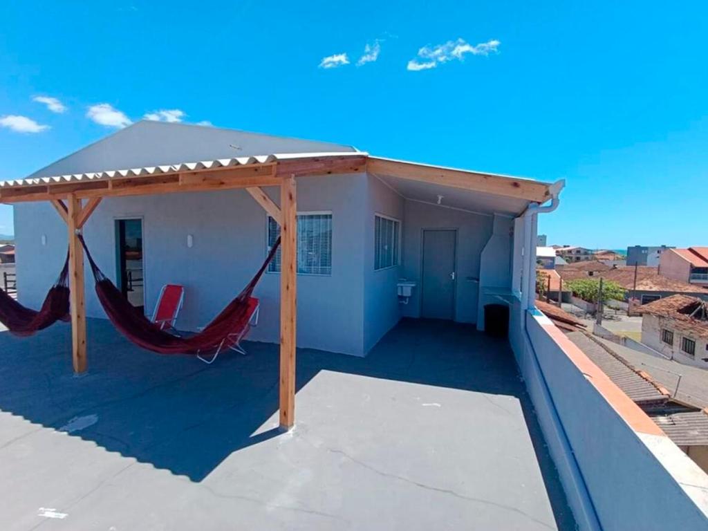 a hammock on the roof of a house at Rooftop BeiraMar in Balneario Barra do Sul