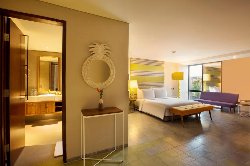 Cama ou camas em um quarto em Tijili Hotel Seminyak