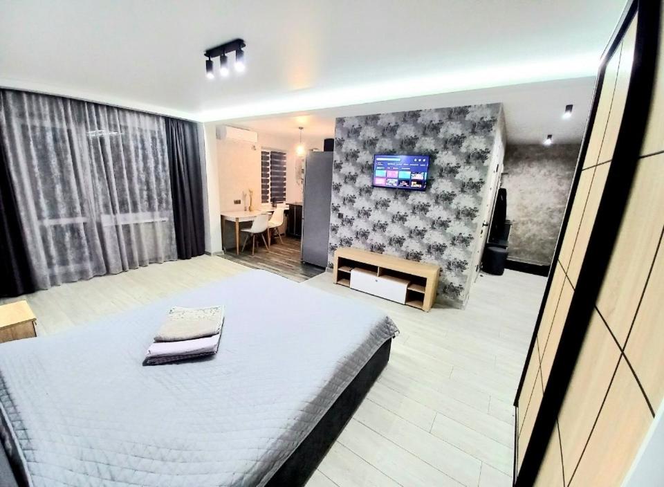 a room with a bed and a tv in it at Апартаменти Дендропарк in Kropyvnytskyi