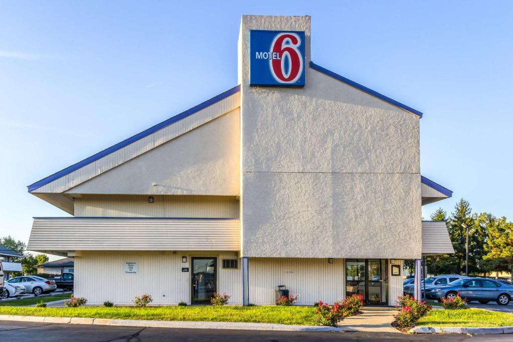 een tankstation met een bord erop bij Motel 6-Grove City, OH in Grove City