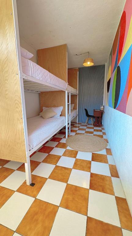 Llit o llits en una habitació de Hostal Tikalito