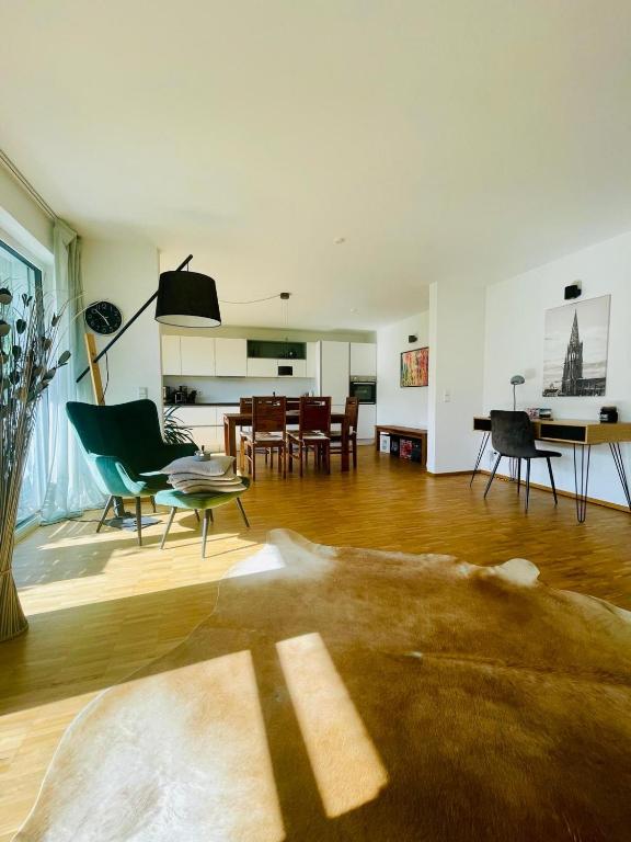 a living room with a table and chairs at Ferienwohnung Daudi in Bad Dürrheim