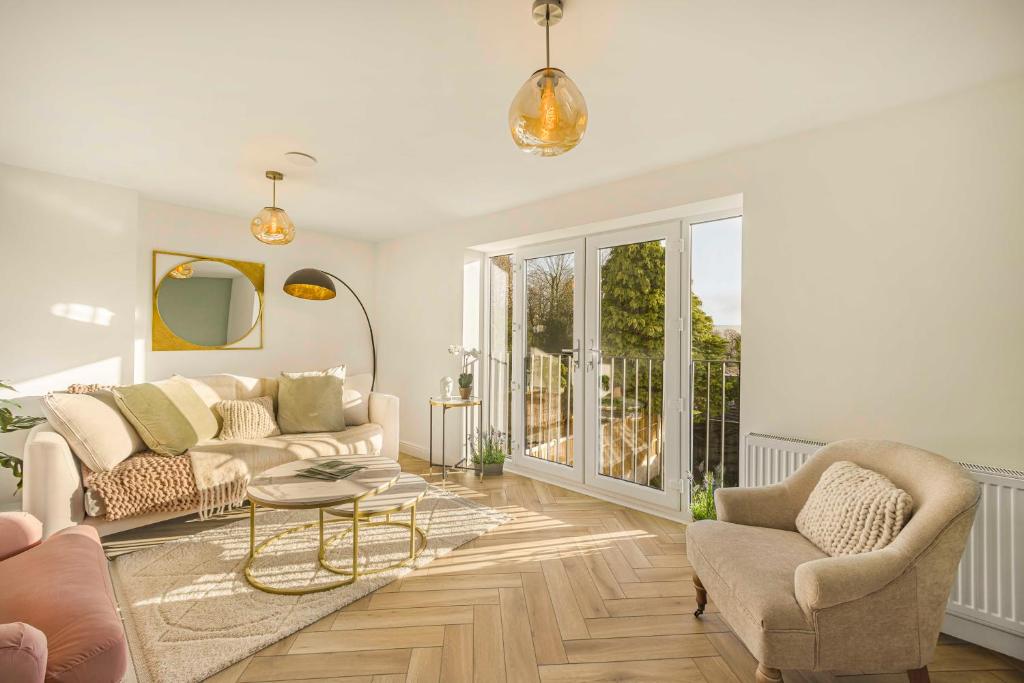 Luxury Mottram Peak District Townhouse with EV Charger