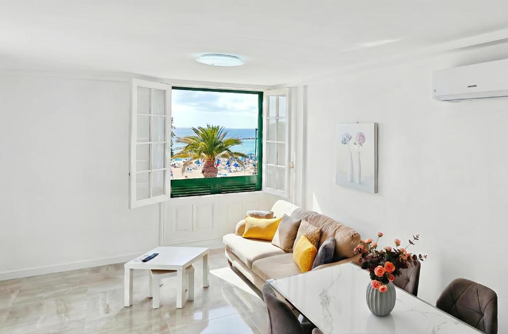 Beachfront First Line Modern Apartment