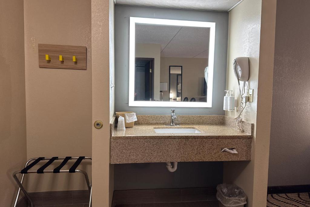 Super 8 by Wyndham Mars/Cranberry/Pittsburgh Area photo