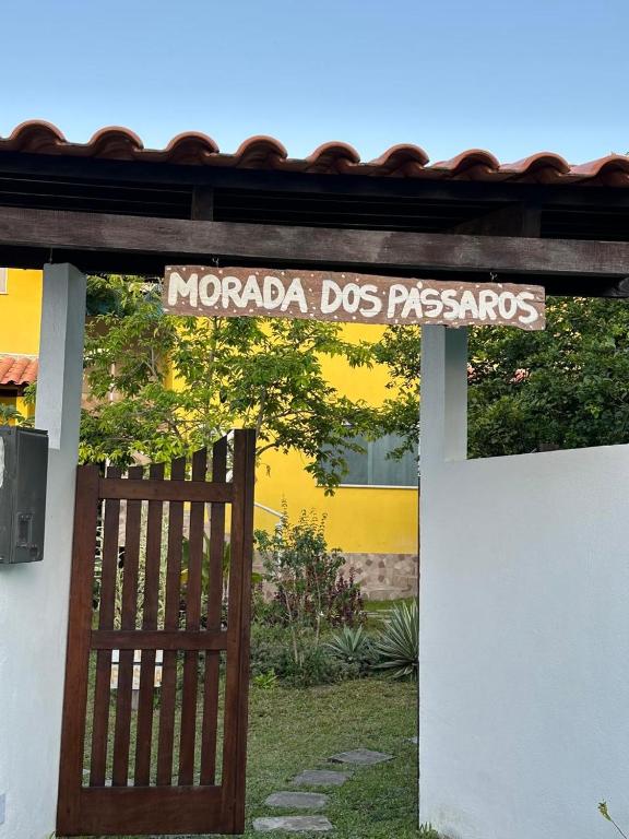 a sign that reads morada dos pesos behind a gate at Quitinetes espaçosos com ar para um casal na Ilha de Boipeba in Ilha de Boipeba