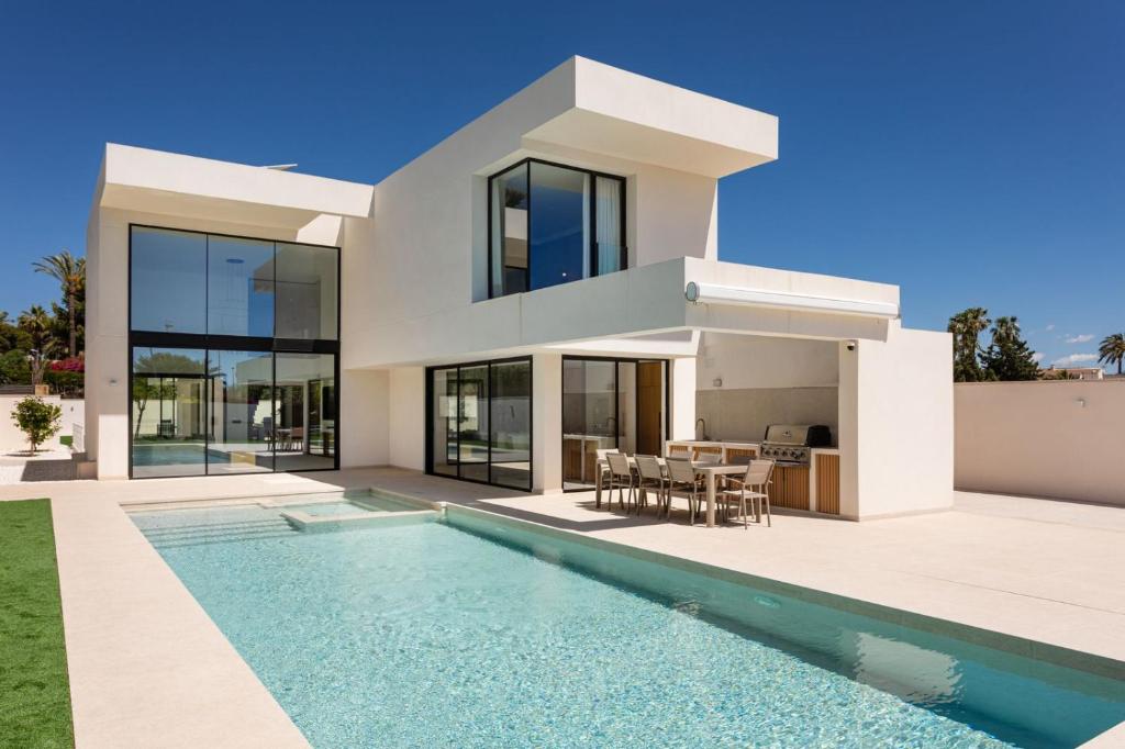Ultra-Modern 5-Bed Luxury Chalet with Private Pool & Home Cinema 13 Min To Beach