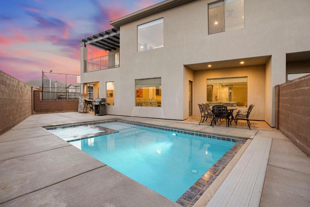 a swimming pool in the backyard of a house at Zion Adventure townhouse in Hurricane