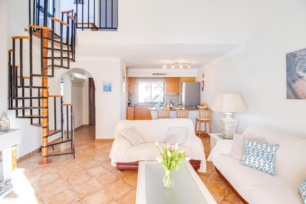 Duplex Apt with Pool, Unoverlooked Private Balcony, Wi-Fi & AC