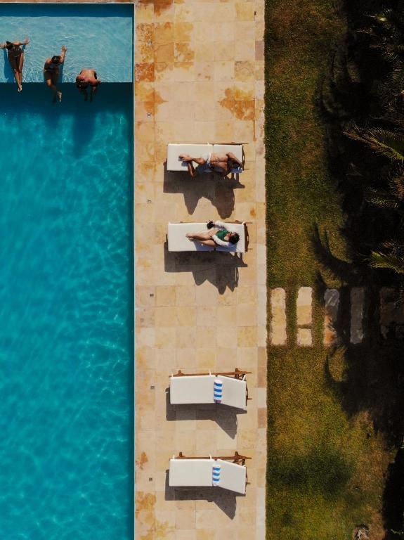 an overhead view of a swimming pool with people on it at Vila Tao in Fortim