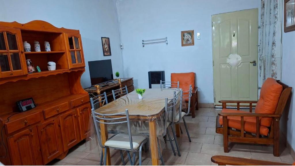a dining room with a table and chairs at Posada Ernesto in Rauch