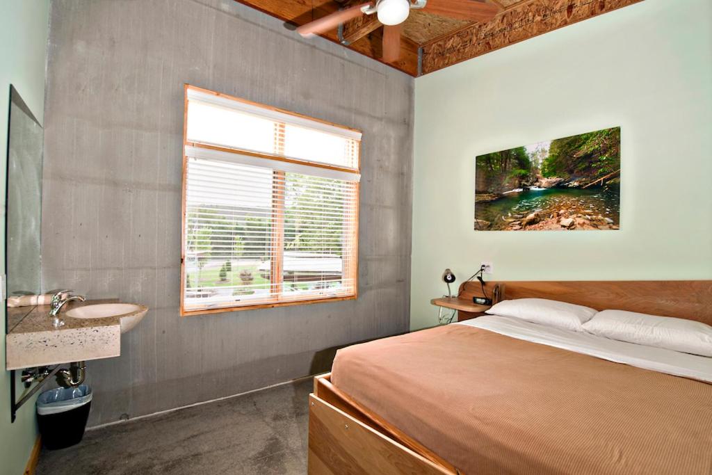 The Crash Pad: An Uncommon Hostel - Queen Room With Shared Bathroom