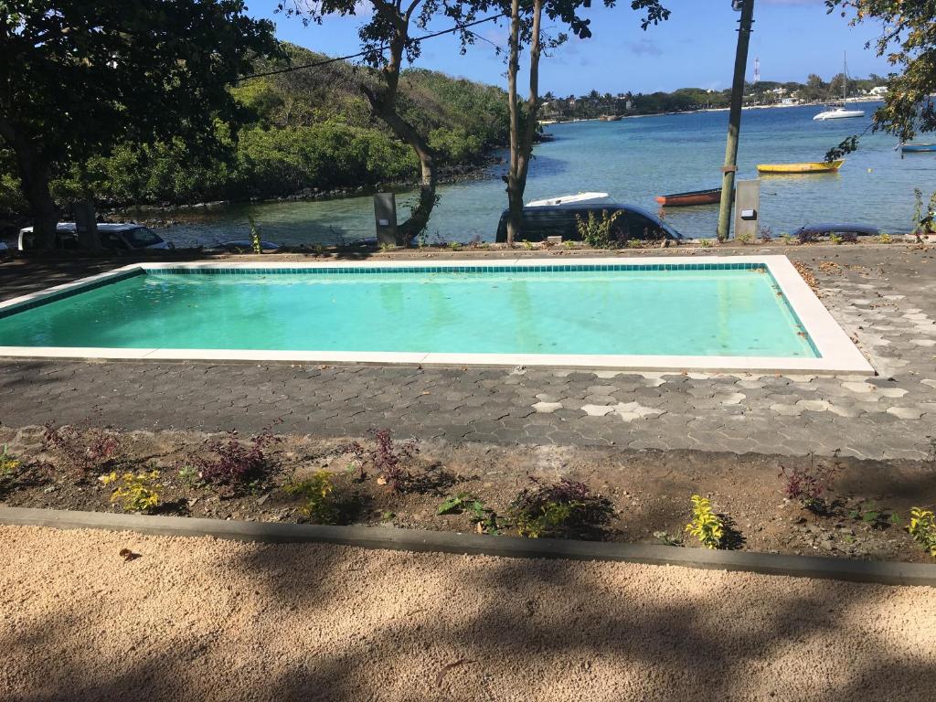 Bazén v ubytování Valmarin Seafront Apartments nebo v jeho okolí