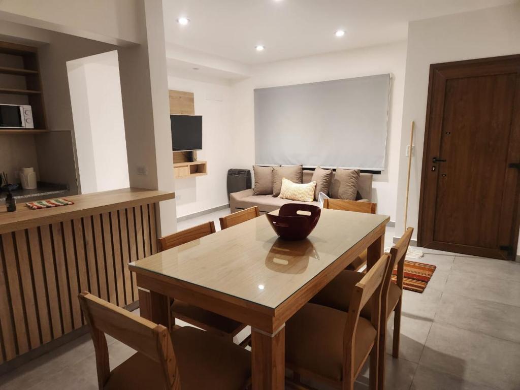 a living room with a table and a couch at Departamento macrocentro I, espacioso Río Cuarto in Río Cuarto