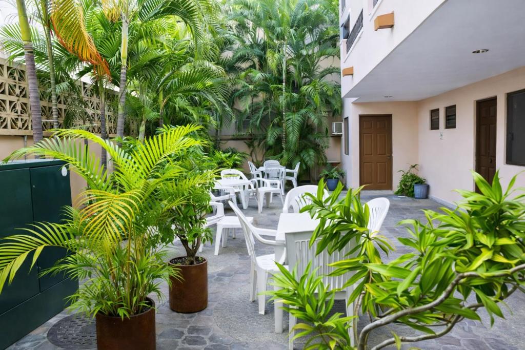 Jardín al aire libre en Blue Pacific Suites Mazatlán