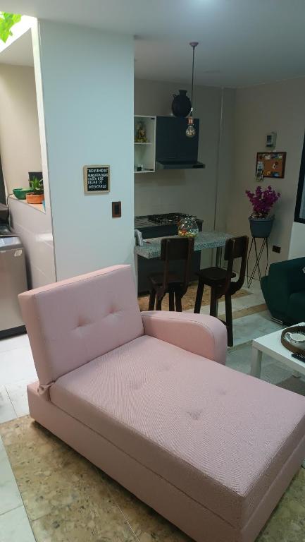 a pink couch sitting in a living room at Apartahotel Acuña in Moniquirá