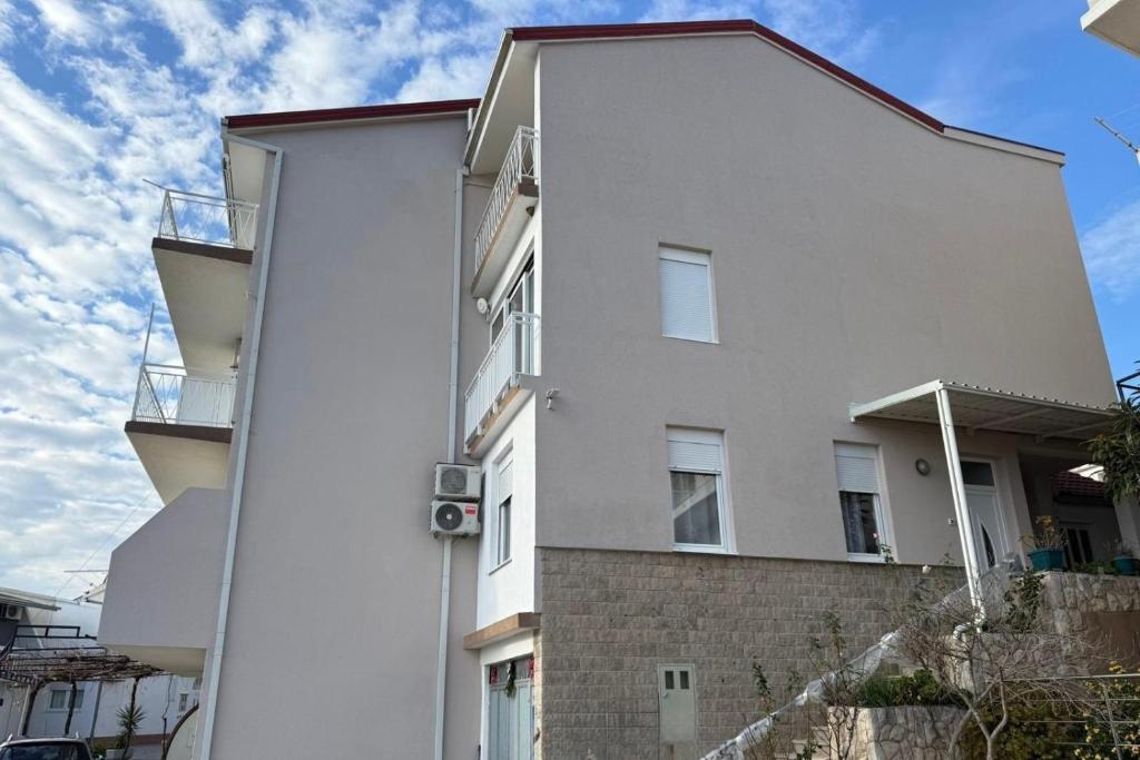 Apartments with parking space Zivogosce - Blato, Makarska - 22253